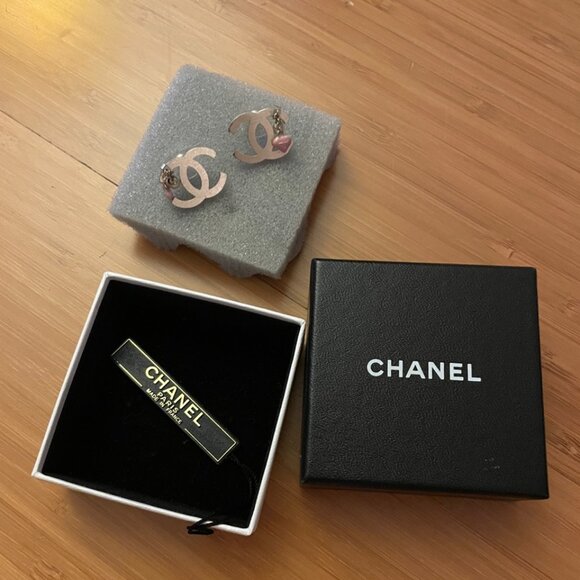 Authentic CHANEL SILVER COLOR STAINELESS PINK HEART EARRINGS - Picture 4 of 5